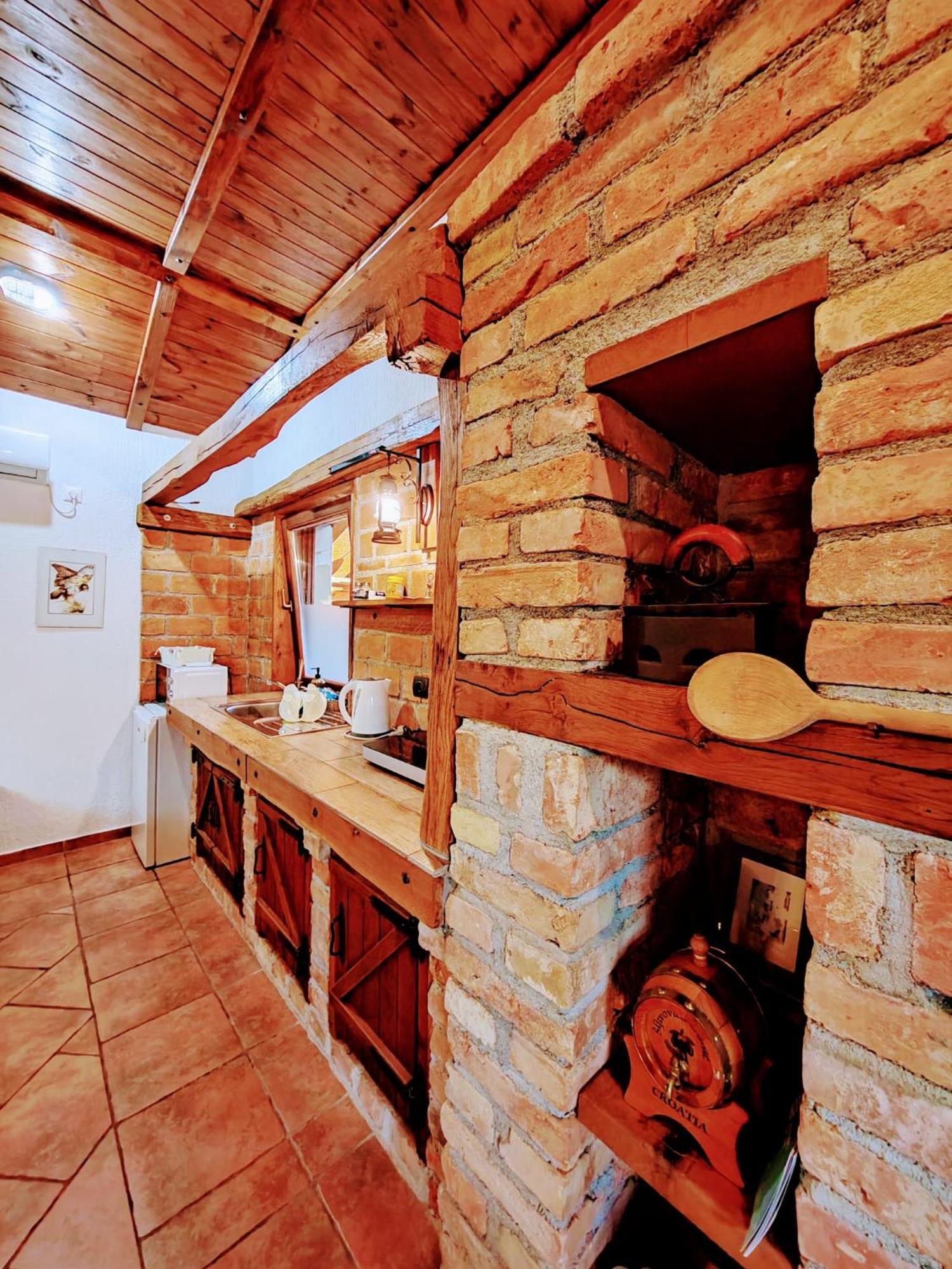 Studio Apartman Buteo Jastrebarsko Exterior photo